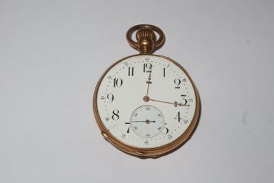 une horloge accrochée au mur