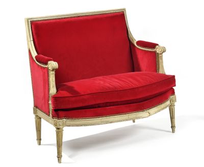 une image représentant une chaise rouge aux finitions dorées, avec un coussin rouge