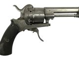 un vieux fusil avec une poignée en bois sur fond blanc