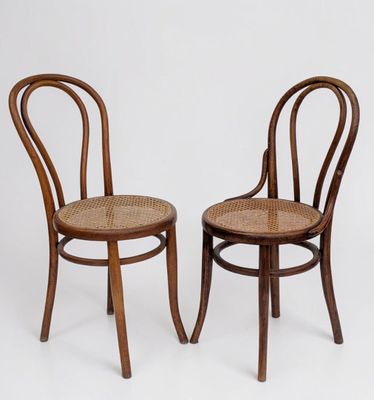 paire de chaises anciennes aux dossiers courbés, avec dossier en rotin