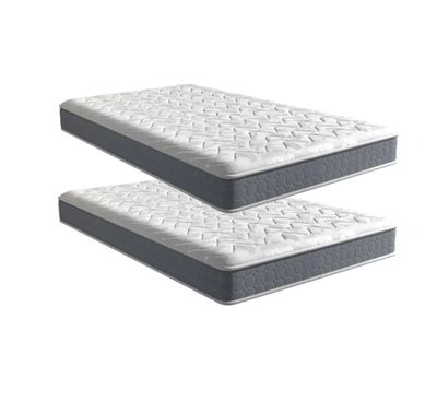 deux matelas blancs posés côte à côte sur une surface blanche