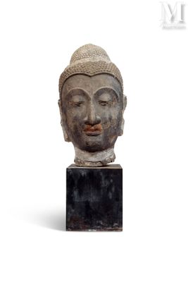 THAÏLANDE, XVIIème Tête de Bouddha en pierre sculptée, la di…