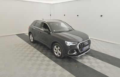 L'Audi QX est garée dans un garage dont le sol est en damier.