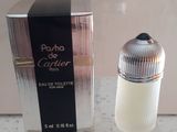 un flacon de parfum posé sur un comptoir à côté d'une boîte