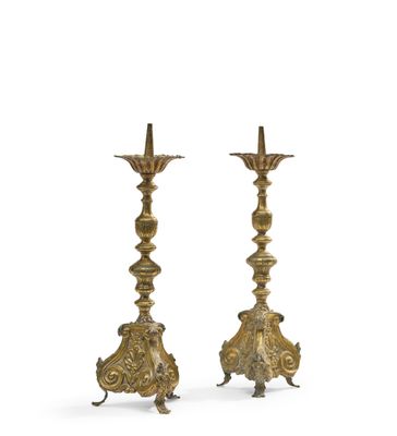 PAIRE DE PIQUE-CIERGES laiton à à décor gravé et au repoussé…