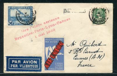 une vieille carte postale sur laquelle figure l'image d'un avion