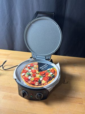 une pizza posée sur un moule à pizza