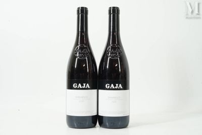 deux bouteilles de vin posées l'une à côté de l'autre sur une table