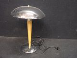 une lampe posée sur une table et munie d'un cordon