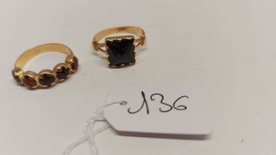 deux bagues en or et une bague sertie d'une pierre noire