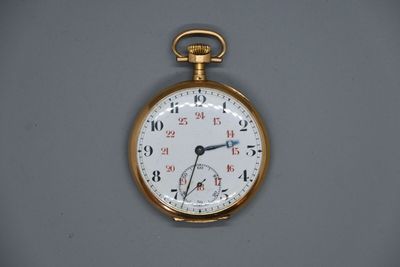 une montre de poche en or accrochée au mur