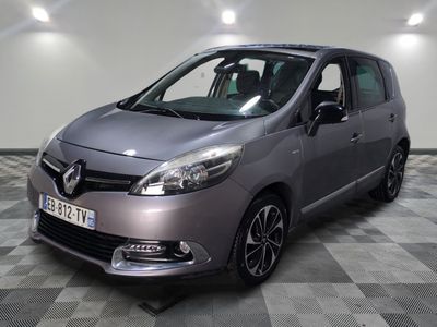 la voiture grise est garée dans la pièce au sol en damier
