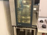 un four qui se trouve dans un coin de la cuisine