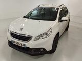 La petite voiture blanche est garée dans une grande pièce blanche.