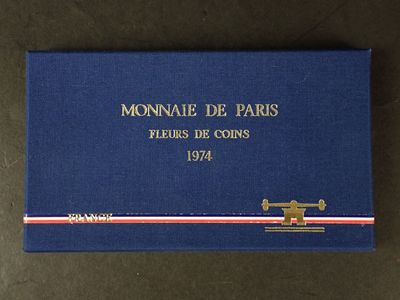un livre bleu orné de lettres dorées, posé sur une table