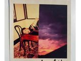 une photo Polaroid d'une personne assise sur une chaise