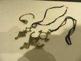 plusieurs bijoux sont exposés sur une surface blanche