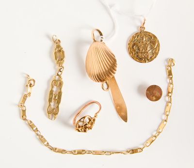 beaucoup de bijoux en or sur une surface blanche