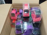 une boîte en carton remplie de nombreux téléphones portables de différentes couleurs