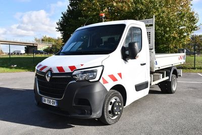 la photo d'un camion blanc garé sur un parking
