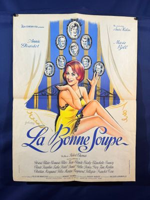 une vieille affiche de cinéma représentant une femme en robe jaune assise sur un lit