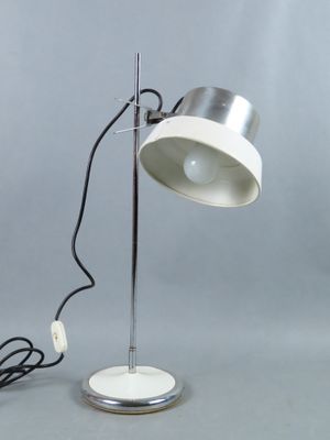 une lampe posée sur une table à côté d'un chargeur