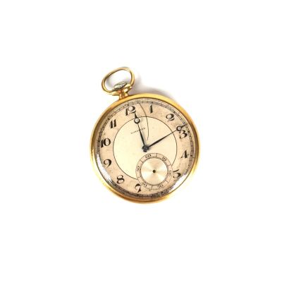 une montre de poche en or sur une surface blanche avec un fond blanc