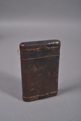 une petite boîte en métal posée sur une table