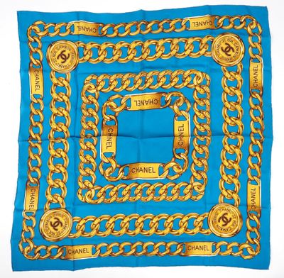 une écharpe bleue et dorée ornée d'un motif en mailles de chaîne