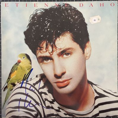 une photo d'un homme avec un oiseau sur l'épaule