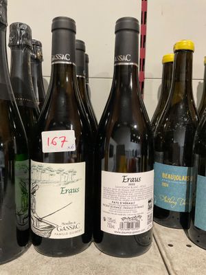 plusieurs bouteilles de vin sont alignées sur un comptoir