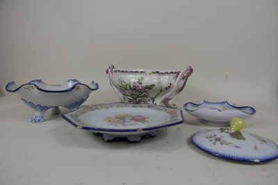 Plusieurs pièces de porcelaine sont posées sur une surface blanche