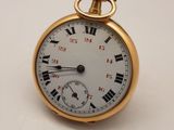 une montre de poche en or avec des chiffres romains