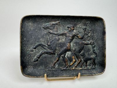 une boîte en métal sur laquelle figurent l'image d'un cheval et d'un homme