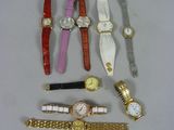 un grand nombre de montres posées sur une table