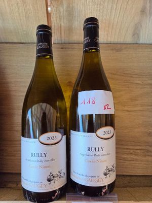 deux bouteilles de vin posées sur une étagère