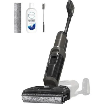 un gros plan d'un aspirateur et d'une brosse sur fond blanc