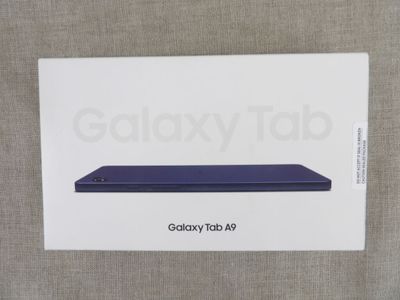 le dos d'une boîte sur laquelle figure une tablette Samsung violette