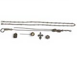 un ensemble de bijoux en argent et en or comprenant un collier, un bracelet et une broche
