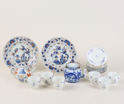 Plusieurs pièces de porcelaine bleue et blanche sont posées sur une table