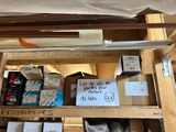 une étagère en bois sur laquelle sont posés de nombreux objets