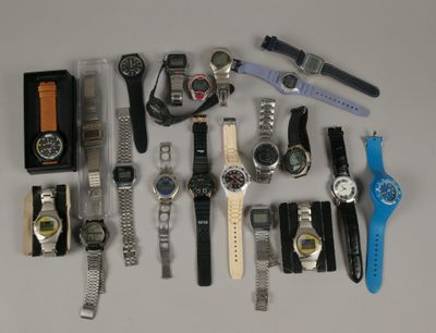un grand nombre de montres posées sur une table
