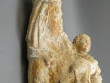 statue représentant un homme tenant un enfant dans ses bras