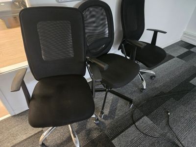 deux chaises de bureau noires placées l'une à côté de l'autre dans une pièce