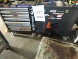 beaucoup d'outils dans un garage recouvert d'autocollants