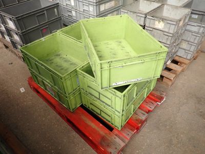 une pile de caisses posées sur une palette dans un entrepôt