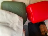 trois récipients en plastique de couleurs différentes posés sur une table