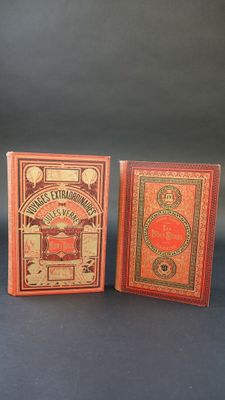 trois petits livres sont alignés sur une surface noire