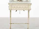 un évier blanc à l'ancienne, orné d'un motif floral sur le dessus