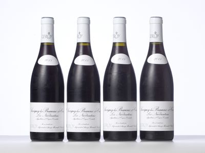 trois bouteilles de vin sont alignées sur une table